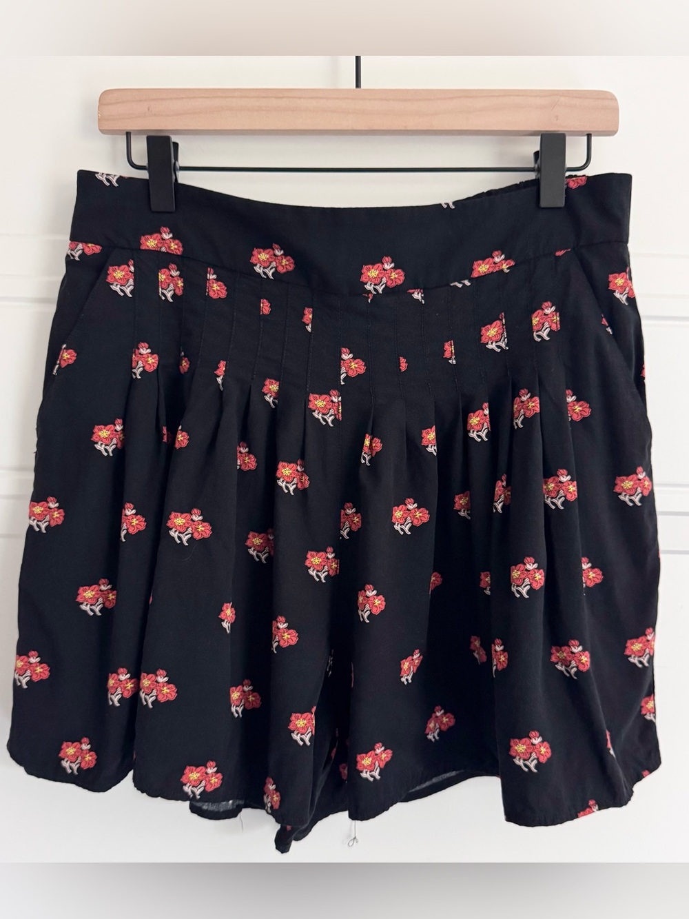 Maeve by Anthropology Pleated Flowy Shorts Black and Red Floral, M